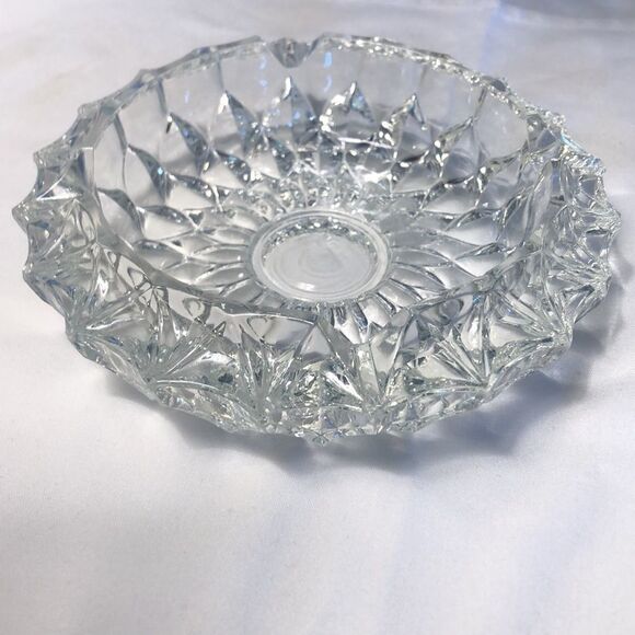 VINTAGE Glass round ashtray/trinket tray 7” w X 2” h, 2 Lb 11oz nonsmoking home - Picture 3 of 14